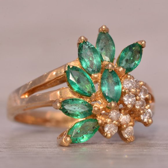 Vintage Emerald and Natural Diamond Cocktail Ring in Yellow Gold - Picture 6 of 11